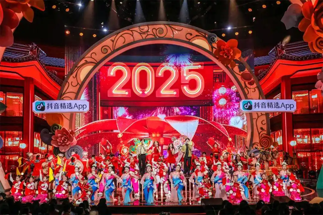《2025湖南春晚》收视夺冠热度爆表：非遗焕新彩 年味“非”一般