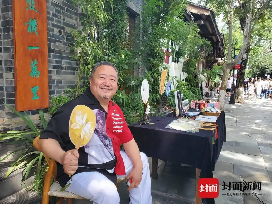春晚最牛观众“笑脸哥”现身成都宽窄巷：2021年春晚，还要看！