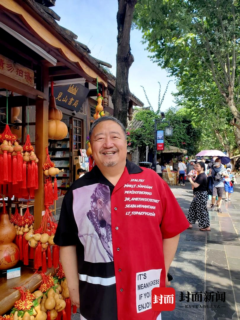春晚最牛观众“笑脸哥”现身成都宽窄巷：2021年春晚，还要看！