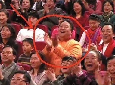 春晚自备服装 最牛钉子户“笑脸哥”今年缺席