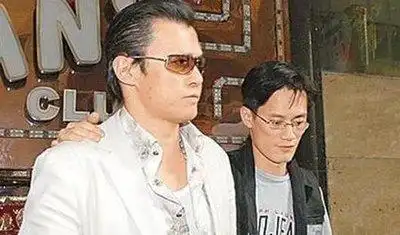 香港黑帮老大，道上人称“龙哥”，因调戏女人被乱刀砍死！