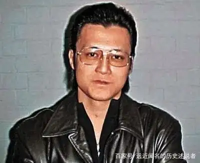 香港黑帮老大，道上人称“龙哥”，因调戏女人被乱刀砍死！