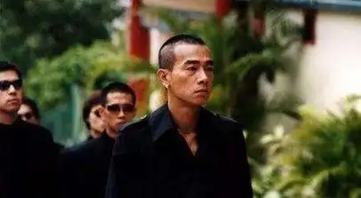 香港黑帮老大，道上人称“龙哥”，因调戏女人被乱刀砍死！