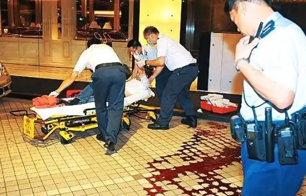 香港黑帮老大，道上人称“龙哥”，因调戏女人被乱刀砍死！