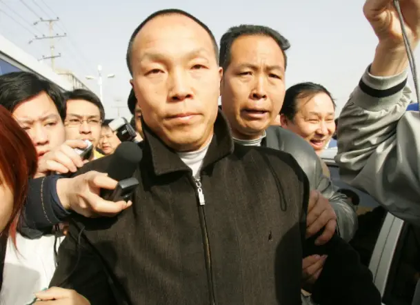 22年前湖北男子因“杀妻”判刑15年，入狱11年，妻子回家找老公？