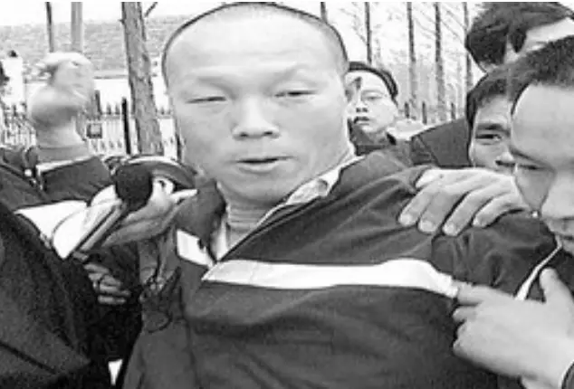 22年前湖北男子因“杀妻”判刑15年，入狱11年，妻子回家找老公？