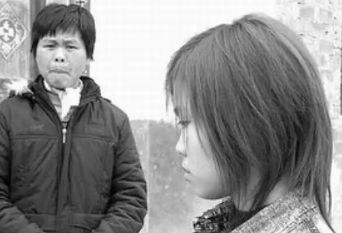 22年前湖北男子因“杀妻”判刑15年，入狱11年，妻子回家找老公？