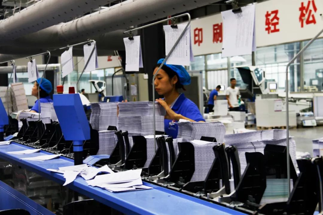 进车间、走林间、“抓活鱼”，汉兴网记者蹲基层