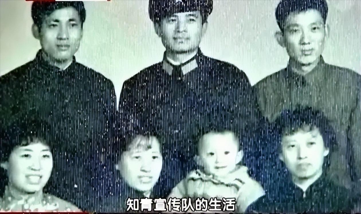 毕福剑现身网红聚会，跷二郎腿叼烟没人理，网友：太把自己当回事