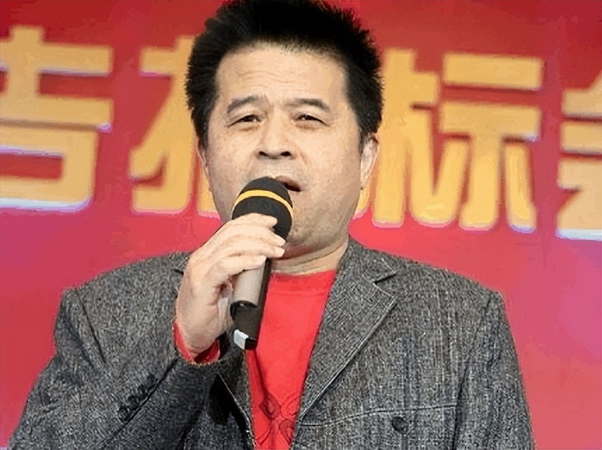 毕福剑现身网红聚会，跷二郎腿叼烟没人理，网友：太把自己当回事