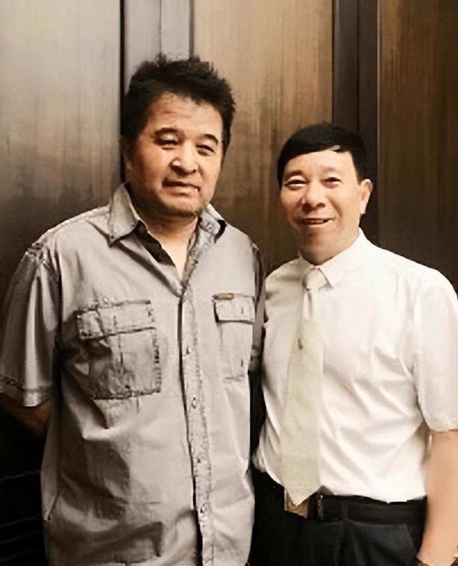 毕福剑现身网红聚会，跷二郎腿叼烟没人理，网友：太把自己当回事