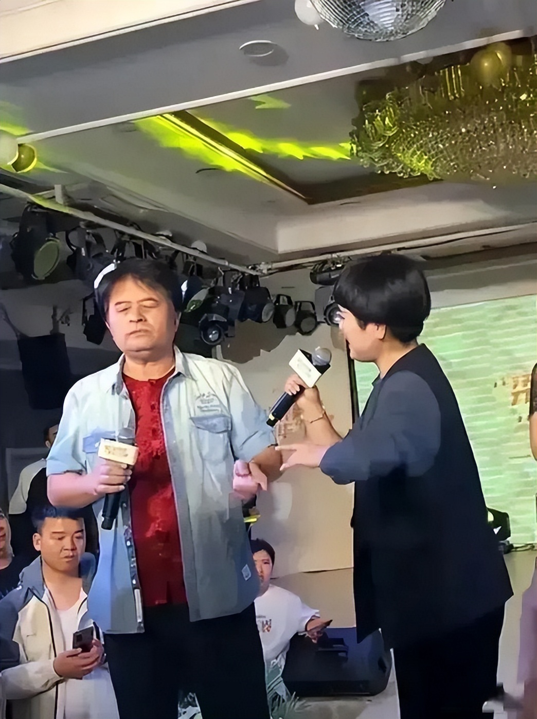 毕福剑现身网红聚会，跷二郎腿叼烟没人理，网友：太把自己当回事