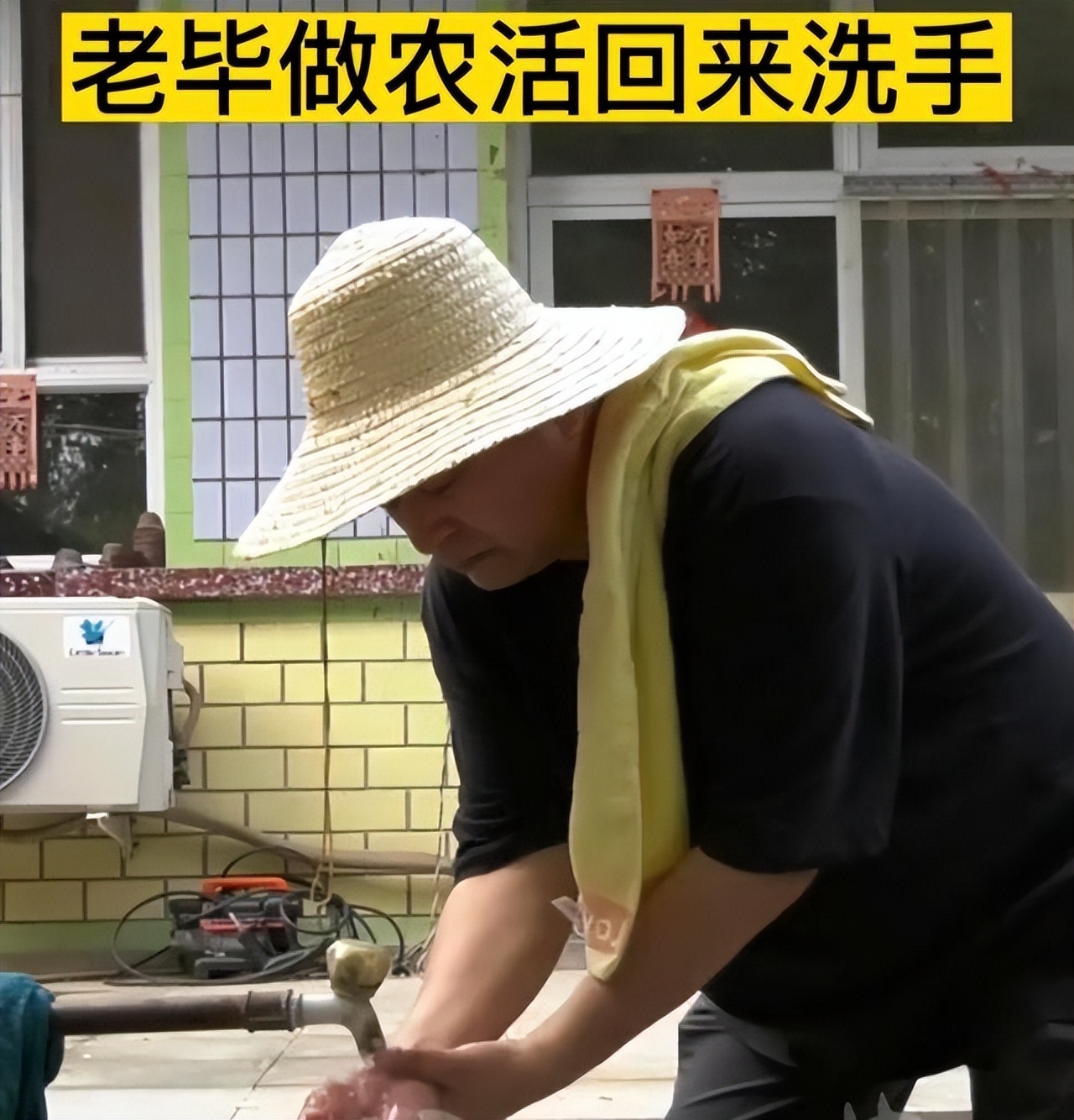 毕福剑现身网红聚会，跷二郎腿叼烟没人理，网友：太把自己当回事
