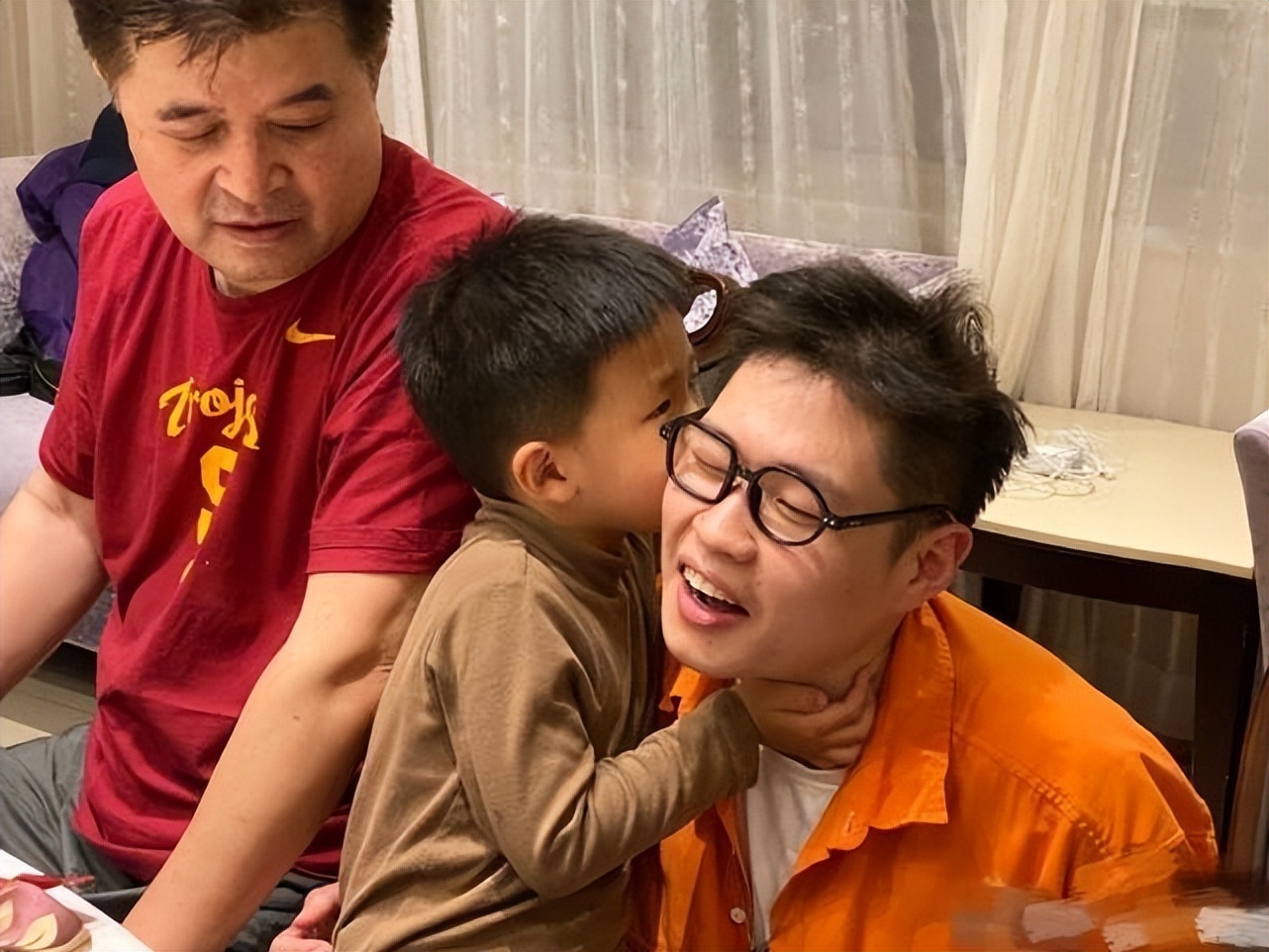 毕福剑现身网红聚会，跷二郎腿叼烟没人理，网友：太把自己当回事