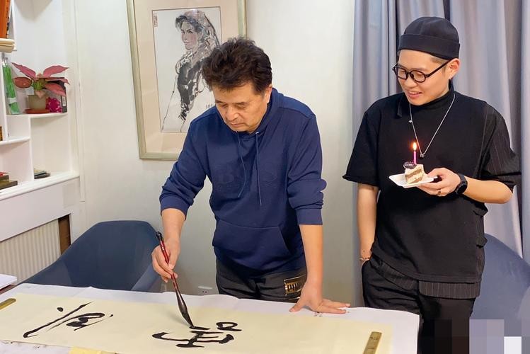 毕福剑现身网红聚会，跷二郎腿叼烟没人理，网友：太把自己当回事