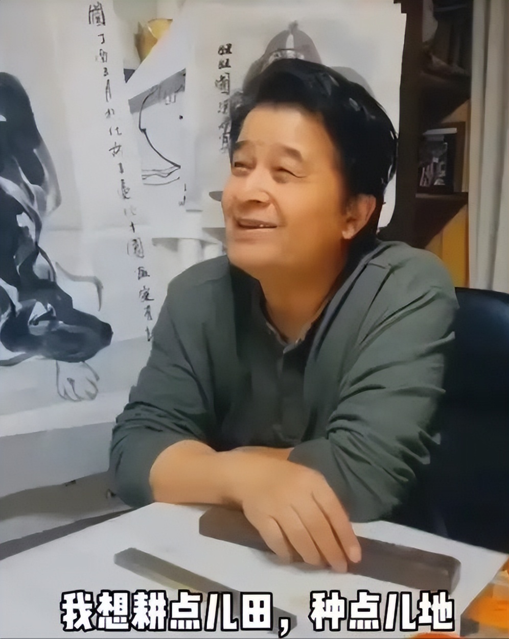 毕福剑现身网红聚会，跷二郎腿叼烟没人理，网友：太把自己当回事