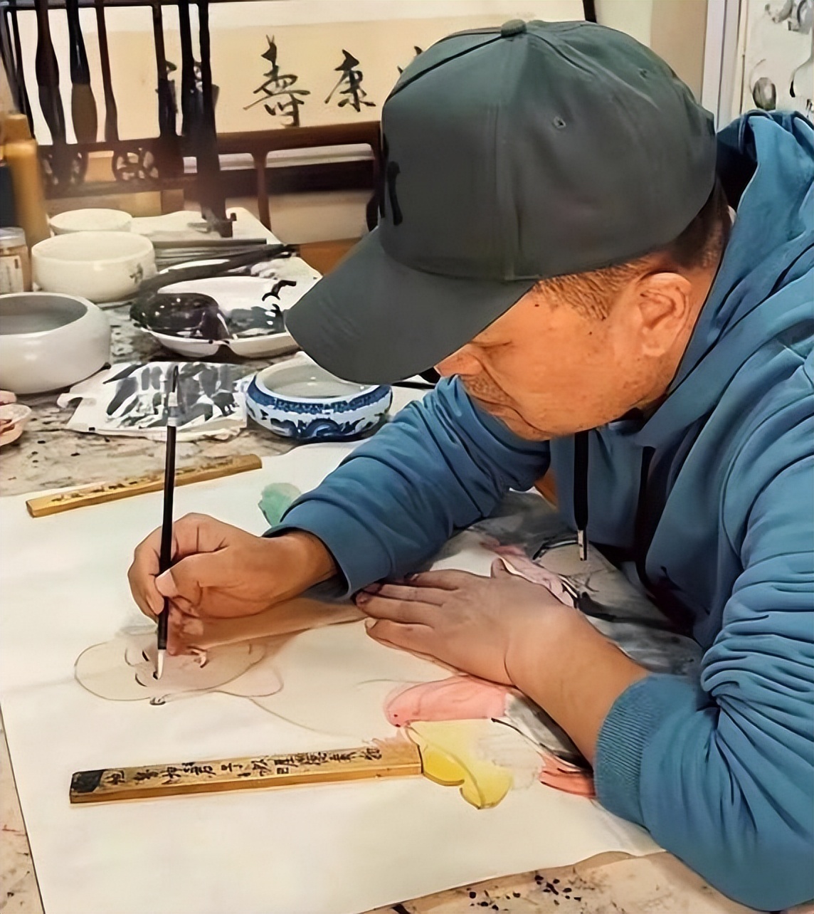 毕福剑现身网红聚会，跷二郎腿叼烟没人理，网友：太把自己当回事