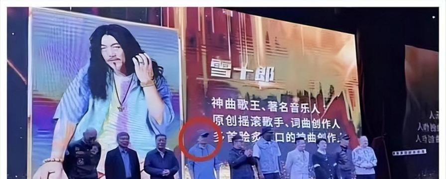 毕福剑现身网红聚会，跷二郎腿叼烟没人理，网友：太把自己当回事