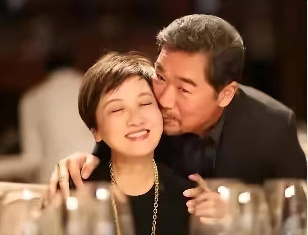 张国立与罗秀春离婚30余年：他再婚有烦恼，而她至今单身牵挂儿子
