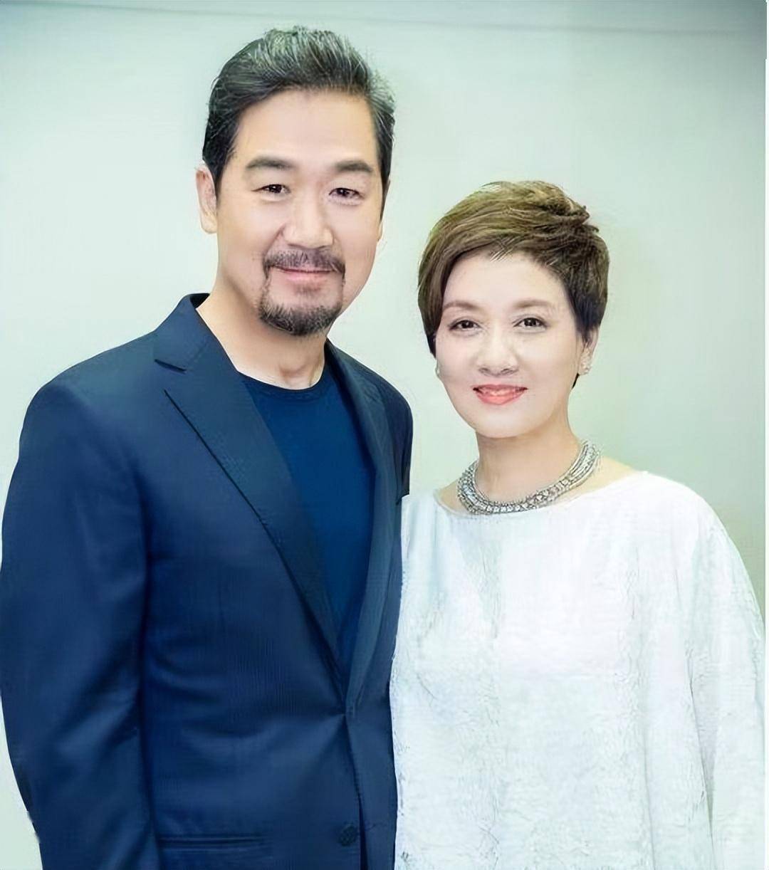 张国立与罗秀春离婚30余年：他再婚有烦恼，而她至今单身牵挂儿子