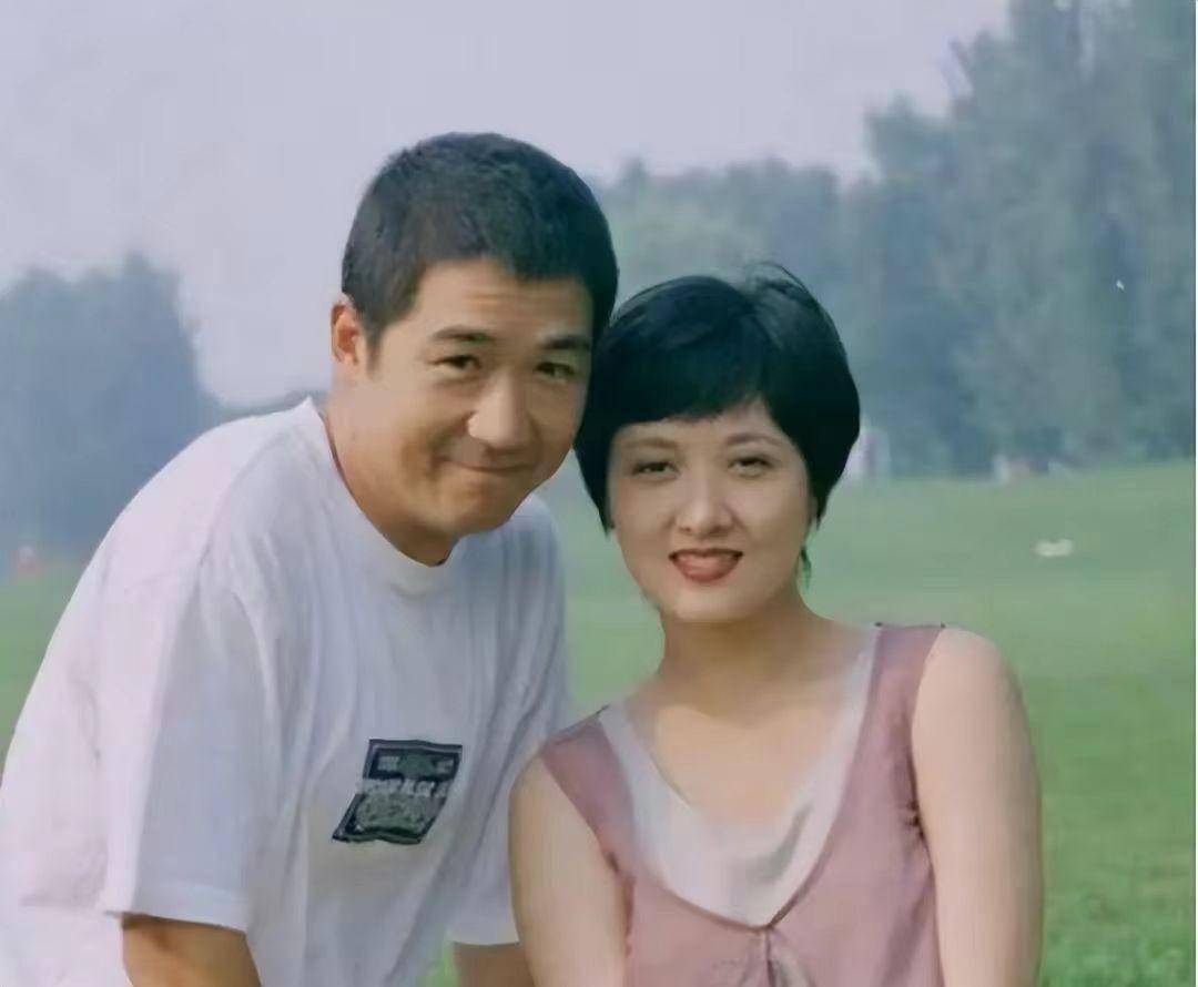 张国立与罗秀春离婚30余年：他再婚有烦恼，而她至今单身牵挂儿子