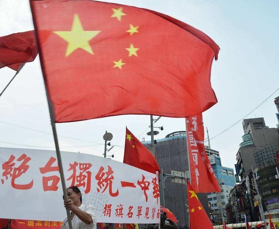 台北升起五星红旗当天，蔡英文向大陆喊话，呼吁和平解决两岸问题