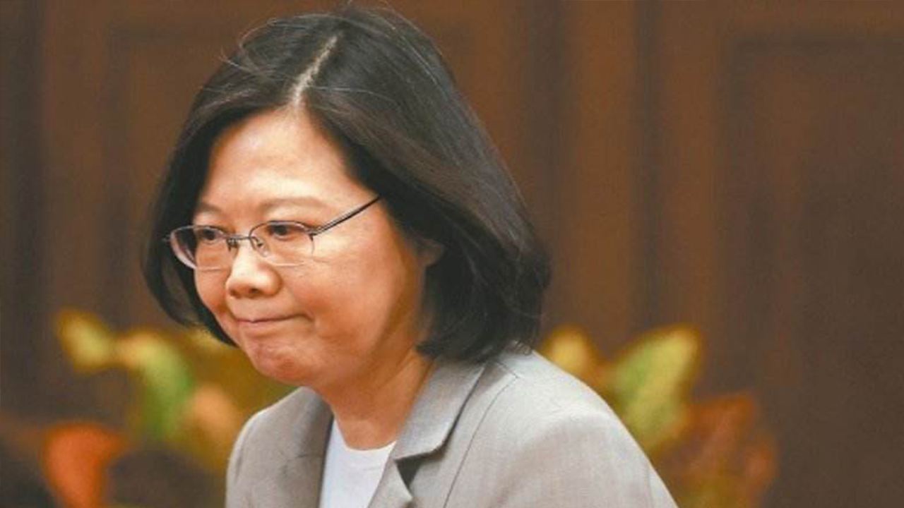 台北升起五星红旗当天，蔡英文向大陆喊话，呼吁和平解决两岸问题