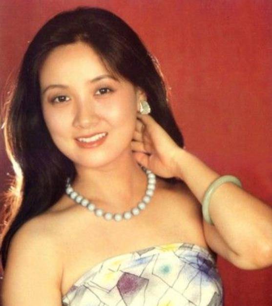 33年前，被张国立分手的前妻罗秀春，如今过得怎样了？