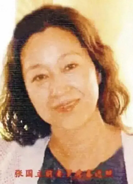 张国立前妻，为了张默未再婚，孤身37年深情背后