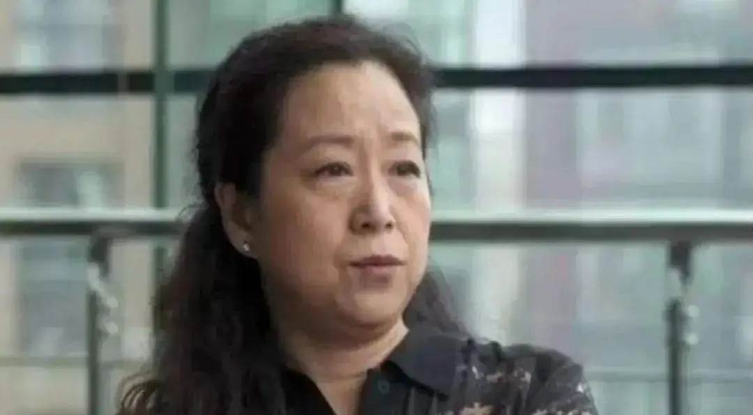 张国立前妻，为了张默未再婚，孤身37年深情背后
