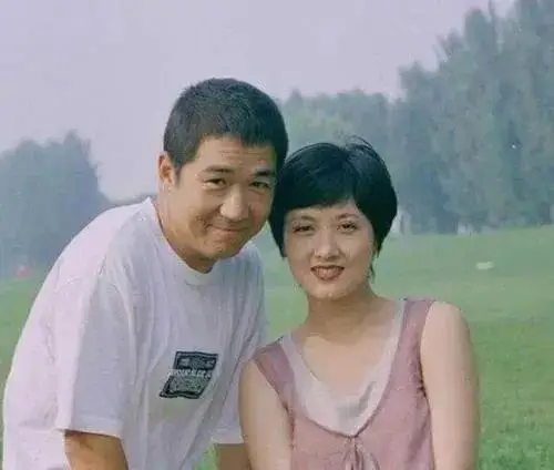 张国立前妻，为了张默未再婚，孤身37年深情背后