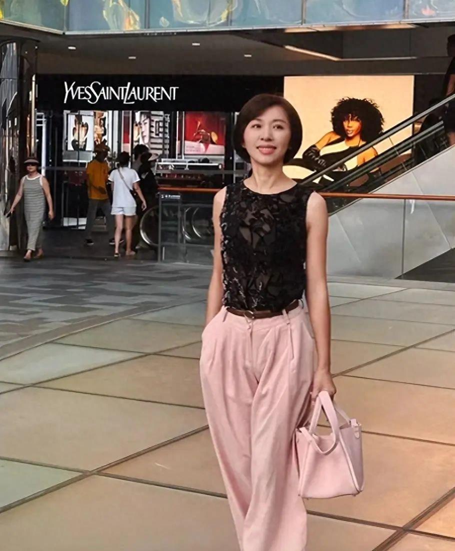 欧阳夏丹离开央视后帅得认不出来了！三里屯街拍照片尽显干练气质