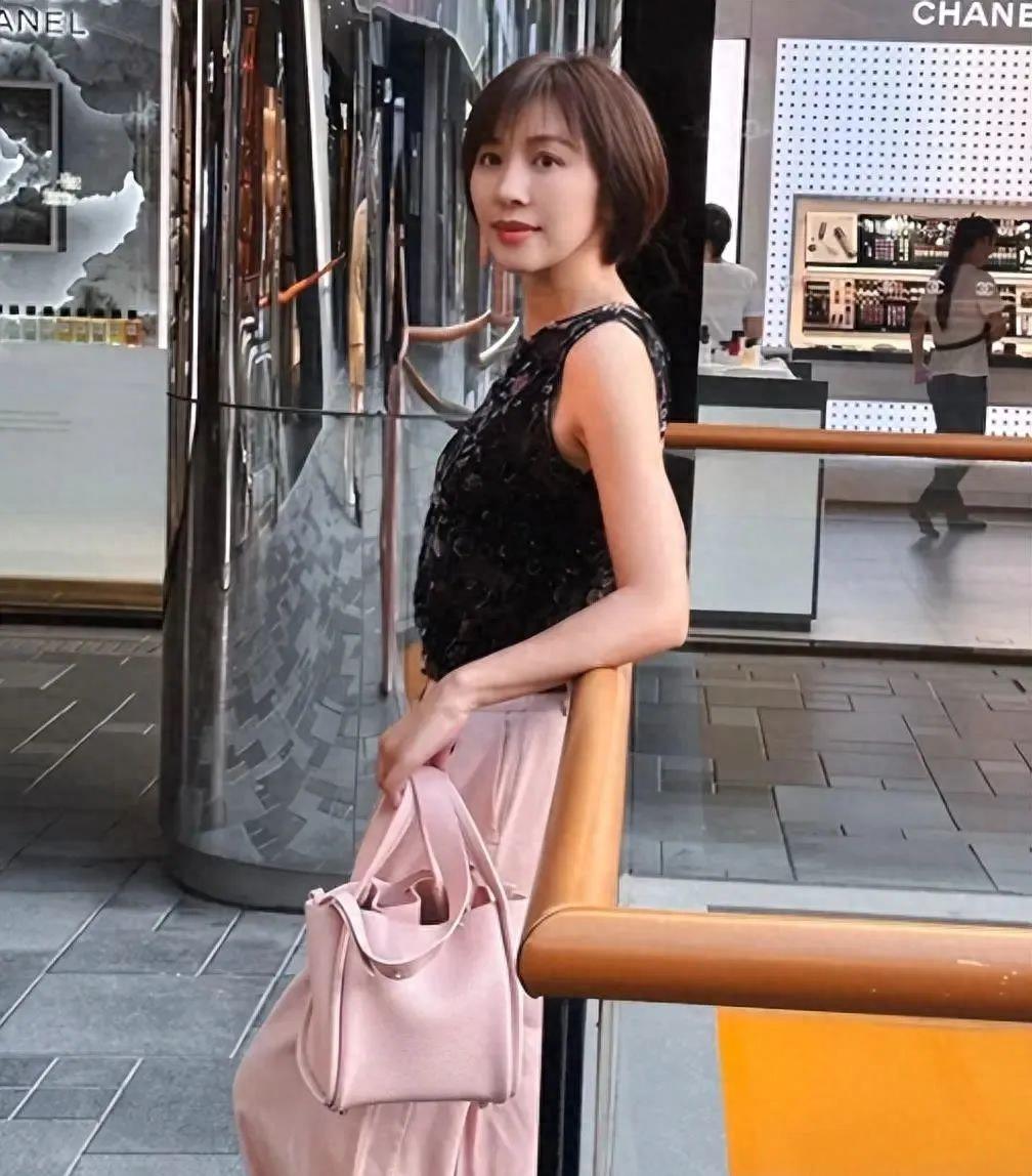 欧阳夏丹离开央视后帅得认不出来了！三里屯街拍照片尽显干练气质