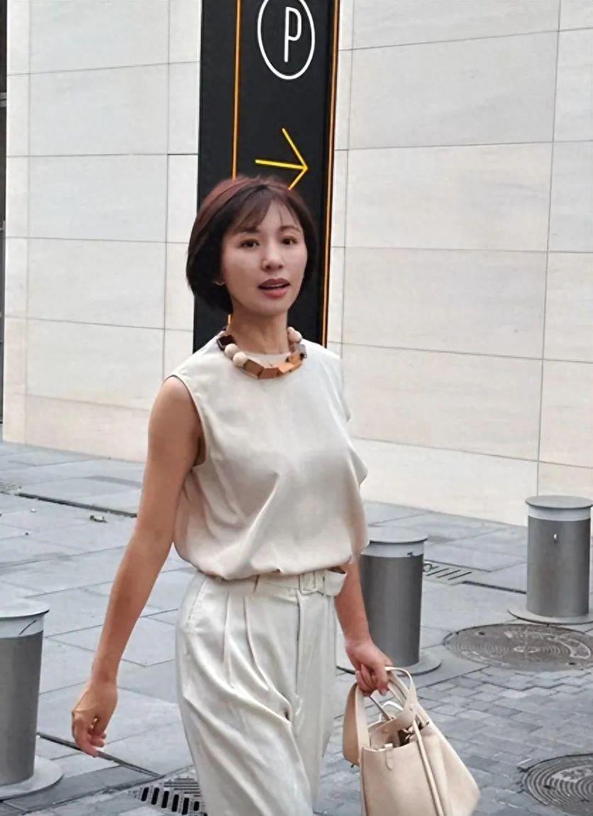 欧阳夏丹离开央视后帅得认不出来了！三里屯街拍照片尽显干练气质