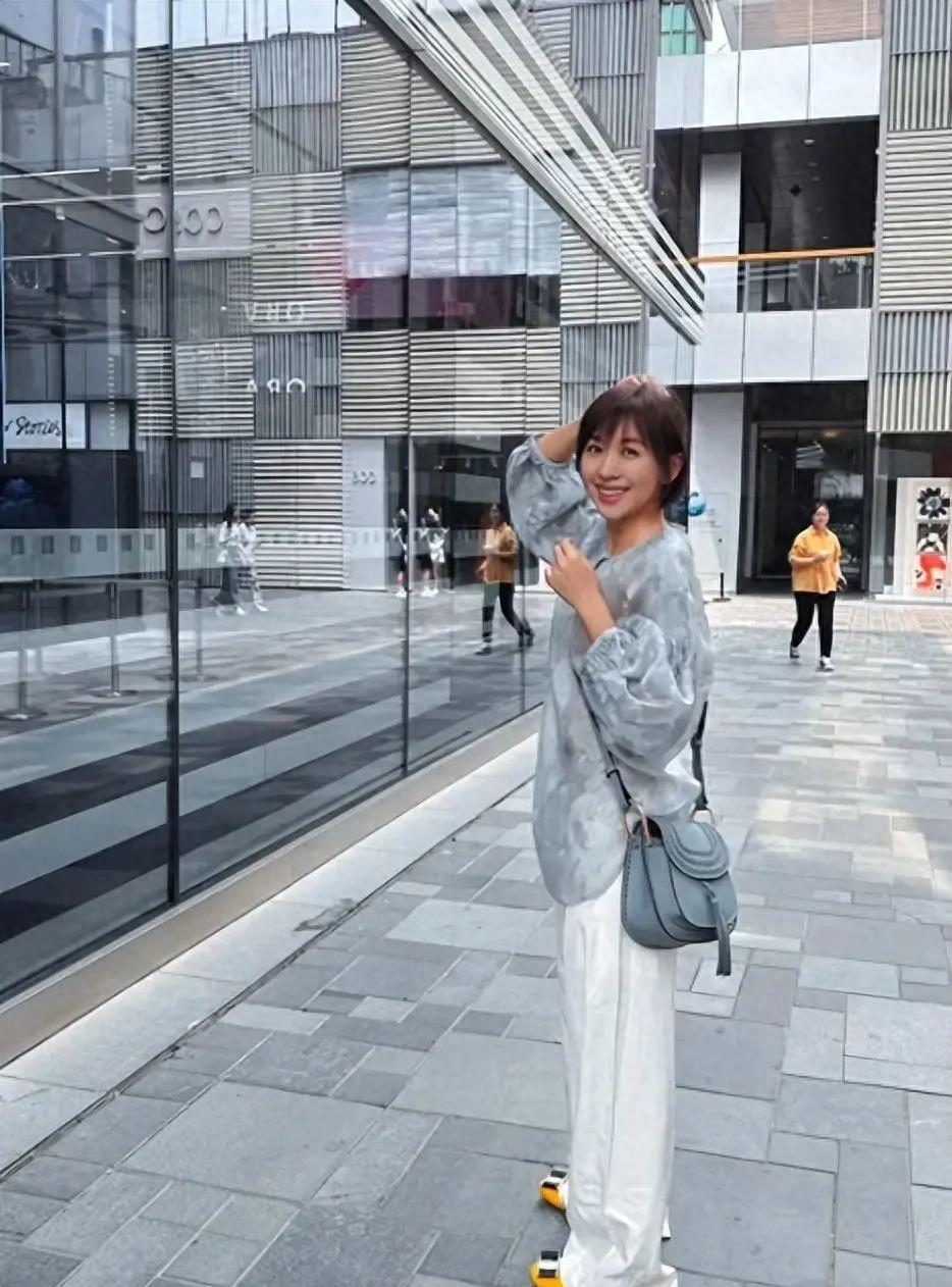 欧阳夏丹离开央视后帅得认不出来了！三里屯街拍照片尽显干练气质
