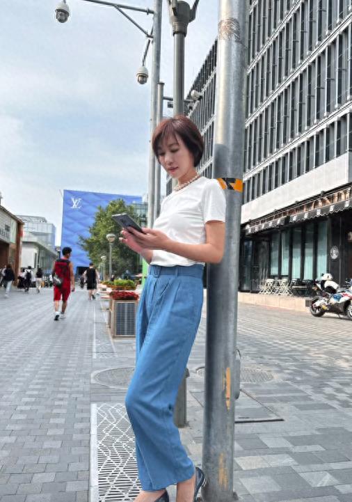 欧阳夏丹离开央视后帅得认不出来了！三里屯街拍照片尽显干练气质
