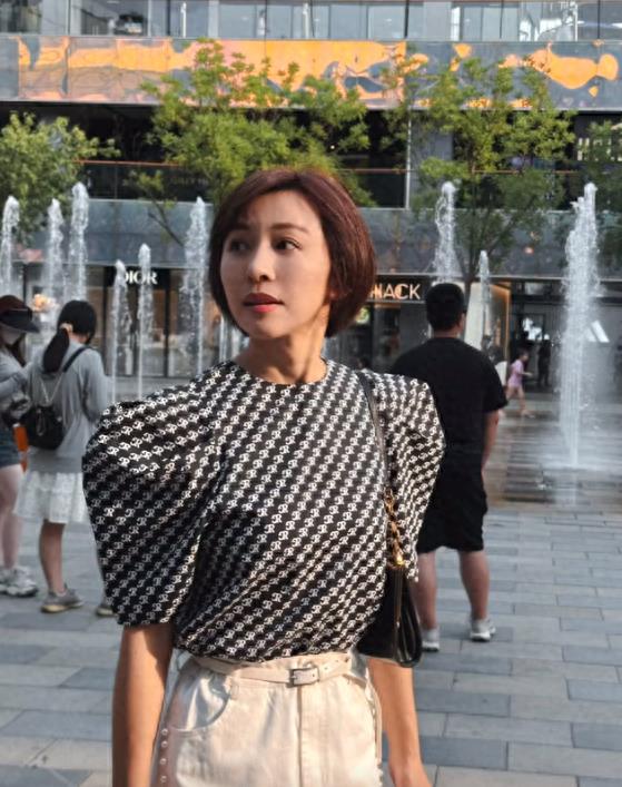欧阳夏丹离开央视后帅得认不出来了！三里屯街拍照片尽显干练气质