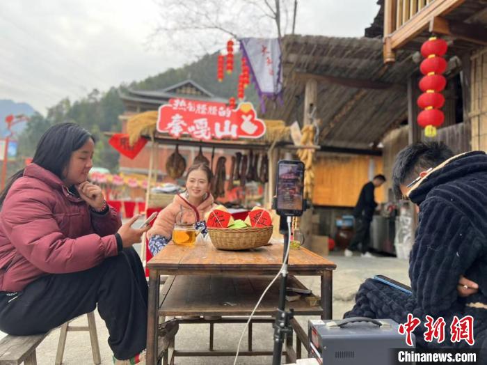湖南新化探索乡村治理新路径 “小茶室”汇聚发展“大智慧”