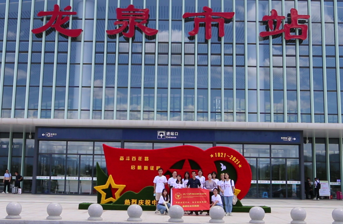 浙江大学传媒与国际文化学院学子以相机为笔 采写龙泉千年剑瓷文化