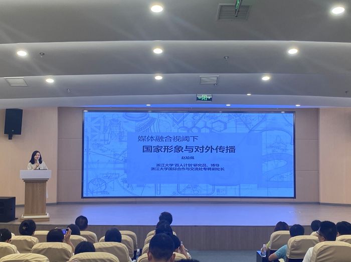 浙江大学传媒与国际文化学院学子以相机为笔 采写龙泉千年剑瓷文化