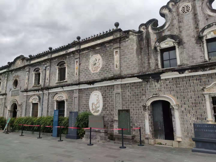 浙江大学传媒与国际文化学院学子以相机为笔 采写龙泉千年剑瓷文化