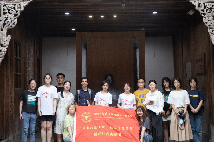 浙江大学传媒与国际文化学院学子以相机为笔 采写龙泉千年剑瓷文化