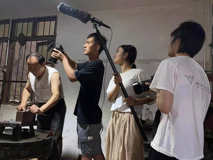 浙江大学传媒与国际文化学院学子以相机为笔 采写龙泉千年剑瓷文化