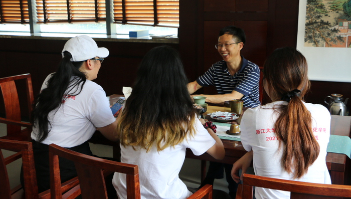 浙江大学传媒与国际文化学院学子以相机为笔 采写龙泉千年剑瓷文化