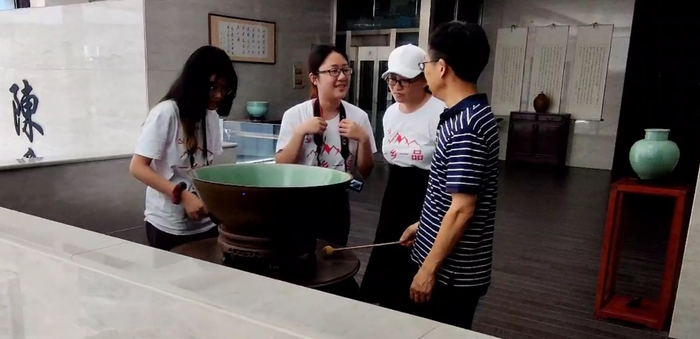 浙江大学传媒与国际文化学院学子以相机为笔 采写龙泉千年剑瓷文化