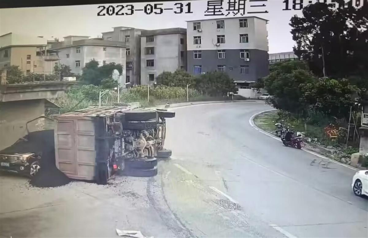 超载25倍滚烫沥青混凝土的货车侧翻，母子被埋压不幸身亡，家属希望严惩肇事司机