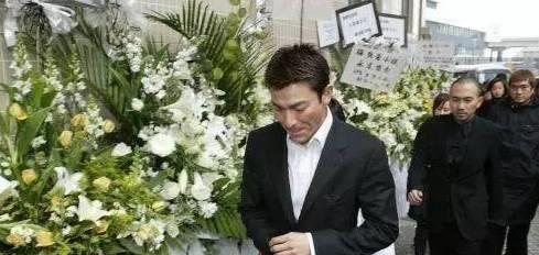 成龙在梅艳芳葬礼上迟到，向华强让他当场下跪，今真相浮出水面