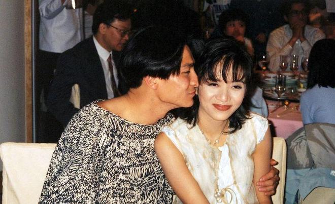 成龙在梅艳芳葬礼上迟到，向华强让他当场下跪，今真相浮出水面