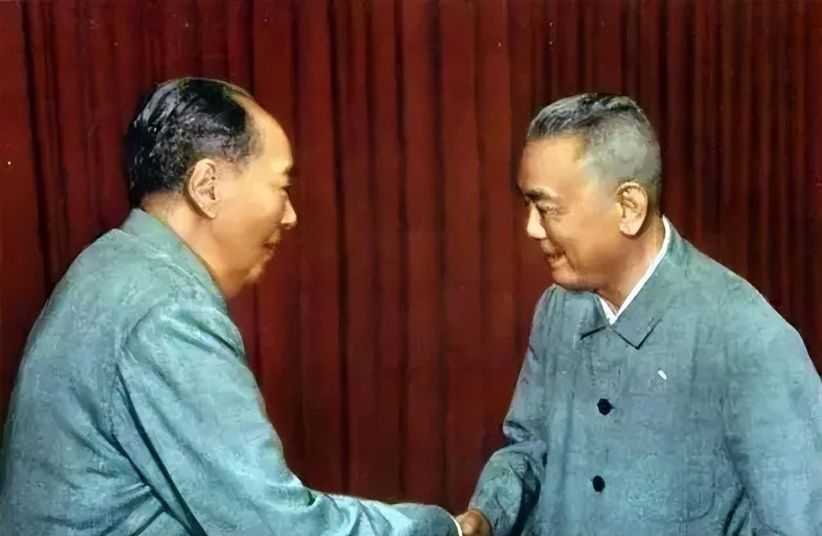 他是第三任国家主席，去世后墓碑上却没有名字，只镌刻着24个字