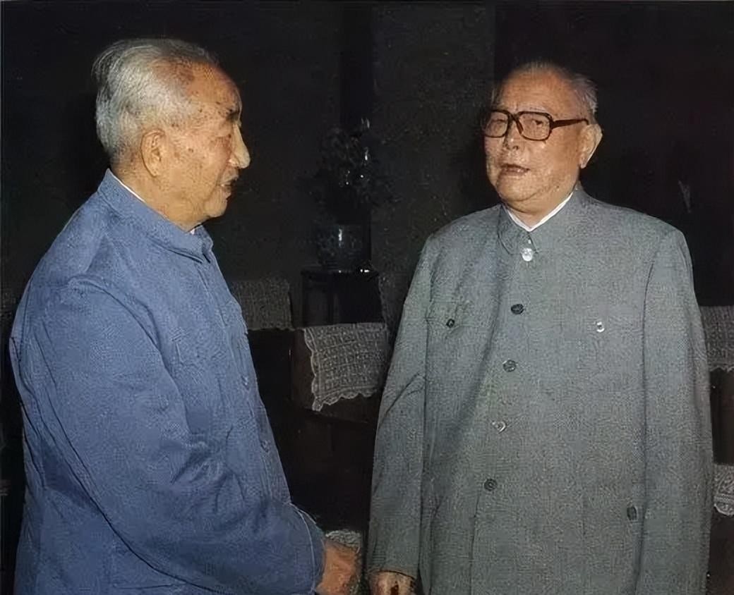 他是第三任国家主席，去世后墓碑上却没有名字，只镌刻着24个字